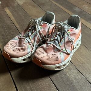 Men’s Orange on cloud tennis shoes size 9